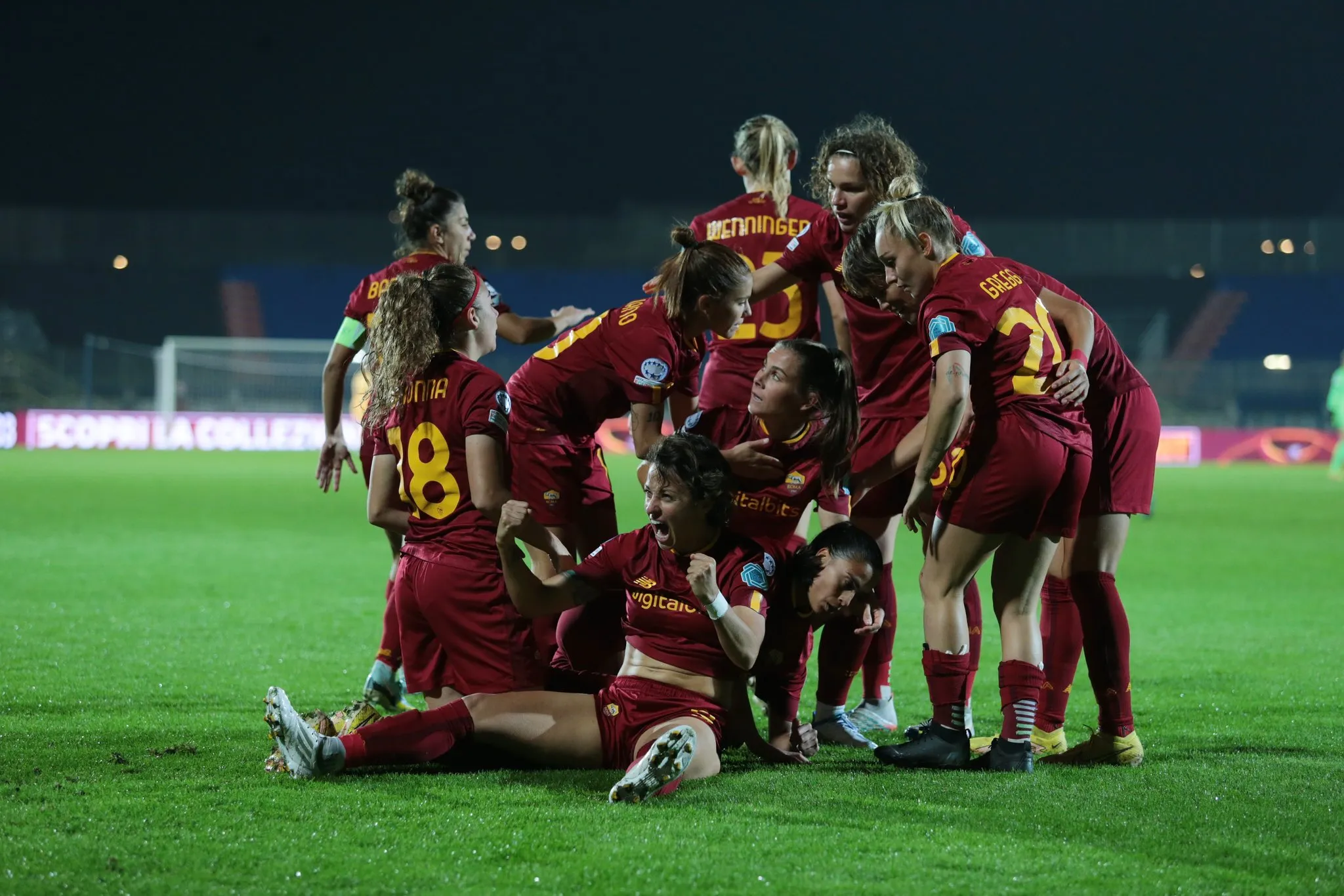 champions league femminile roma wolfsburg esultanza squadra