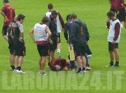 cicinho infortunio a terra circondato dai compagni 25 07 11