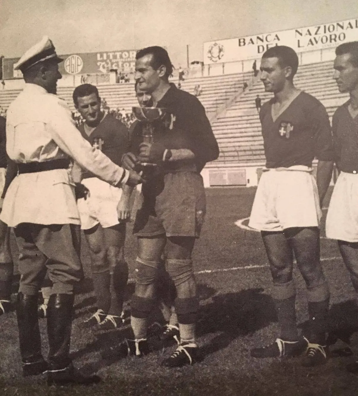 consegna coppa scudetto 1942