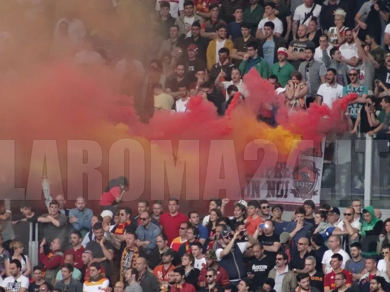 curva sud fumogeni giallorossi roma juve 11514