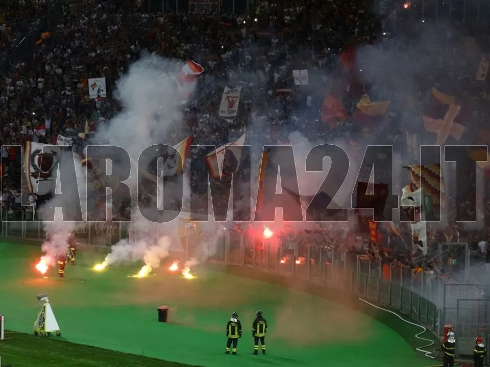 curva sud fumogeni3 presentazione roma fenerbahce 190814