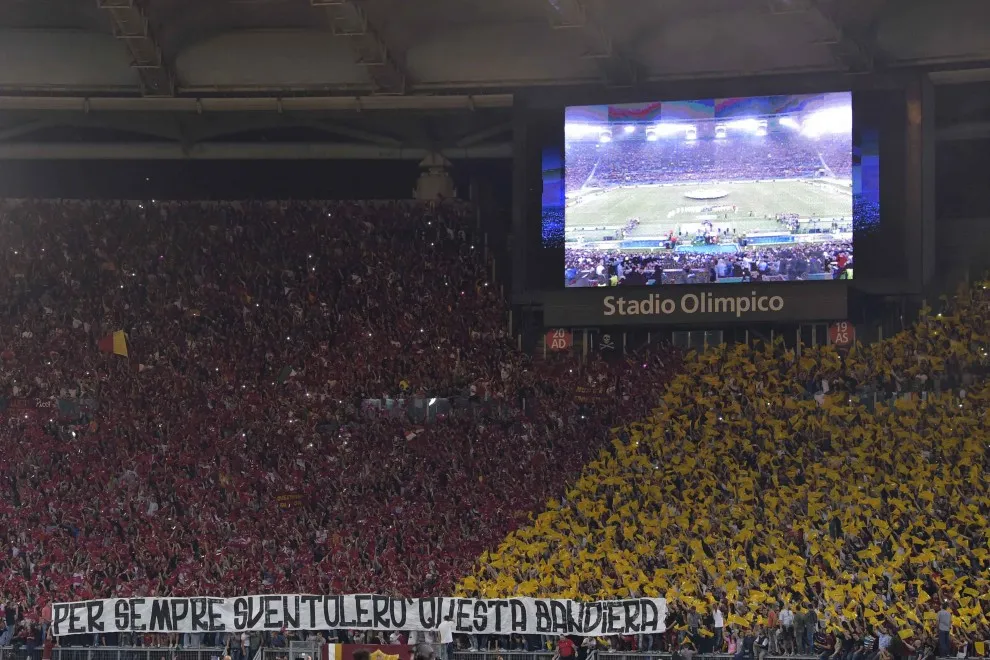 curva sud striscione roma bayern