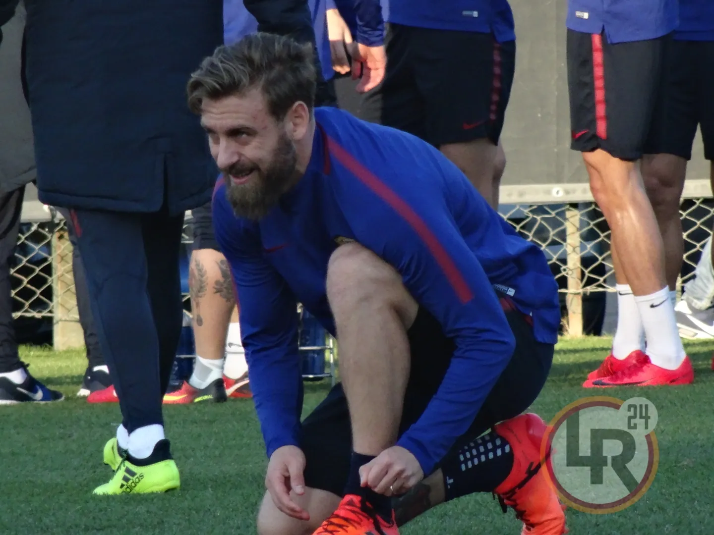 de rossi accovacciato trigoria