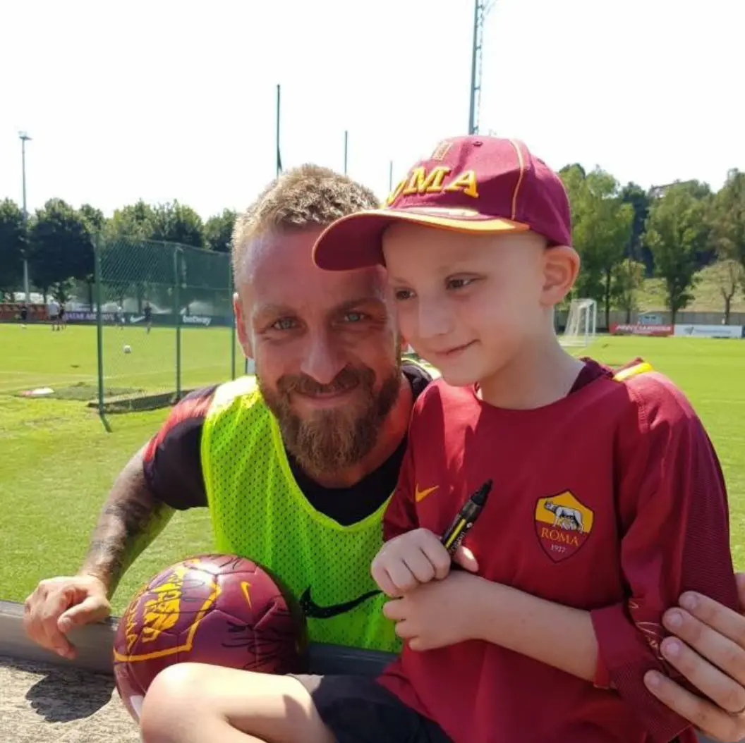de rossi con bimbo malato di leucemia