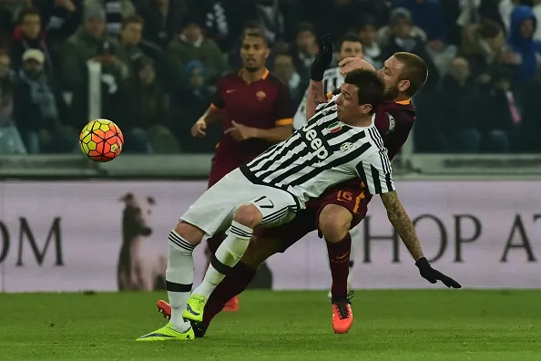 de rossi mandzukic scivolata 2