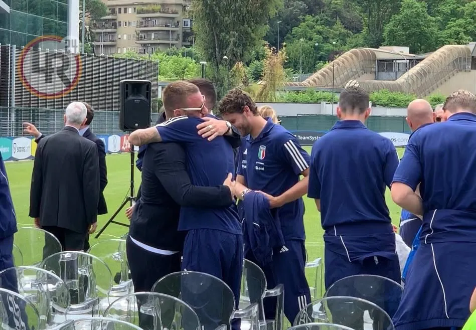de rossi pellegrini abbraccio