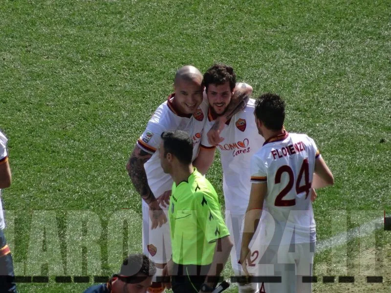 destro festeggia con nainggolan e florenzi