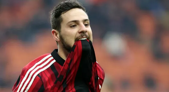destro maglia milan tra i denti