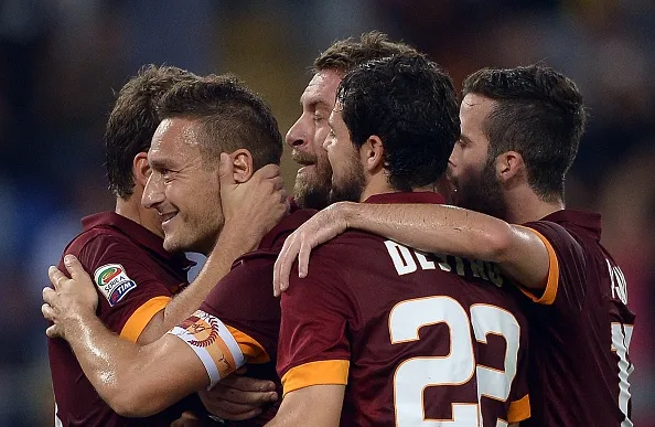 destro totti pjanic astori de rossi gruppo squadra si abbraccia roma chievo 19102014