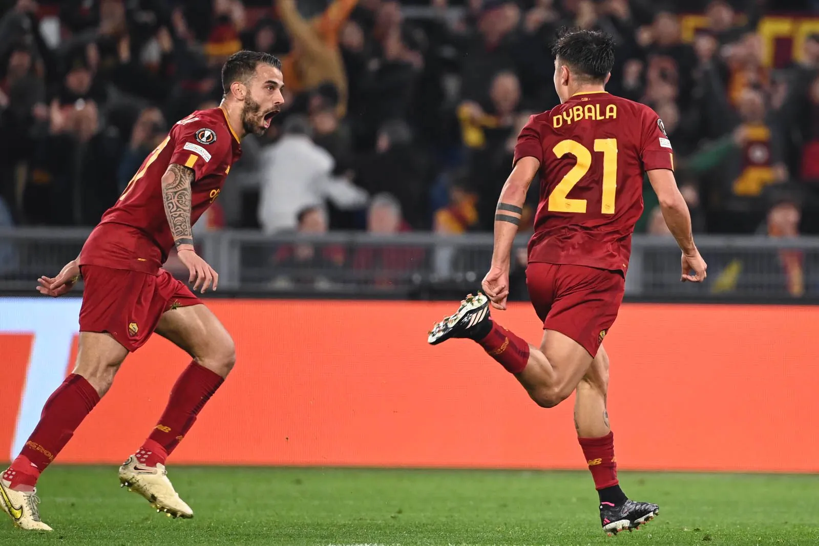 dybala e spinazzola esultanza roma salisburgo