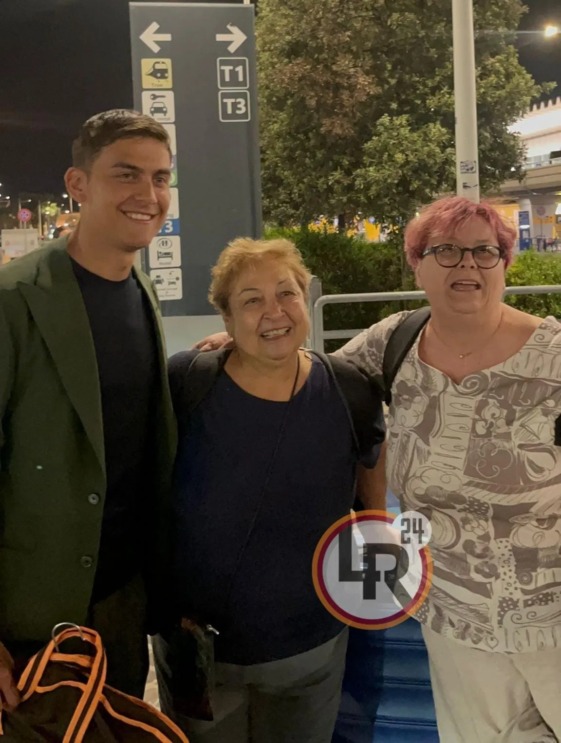 dybala selfie fuori fiumicino