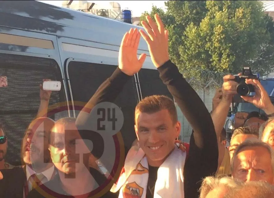 dzeko applaude tifosi fiumicino 2