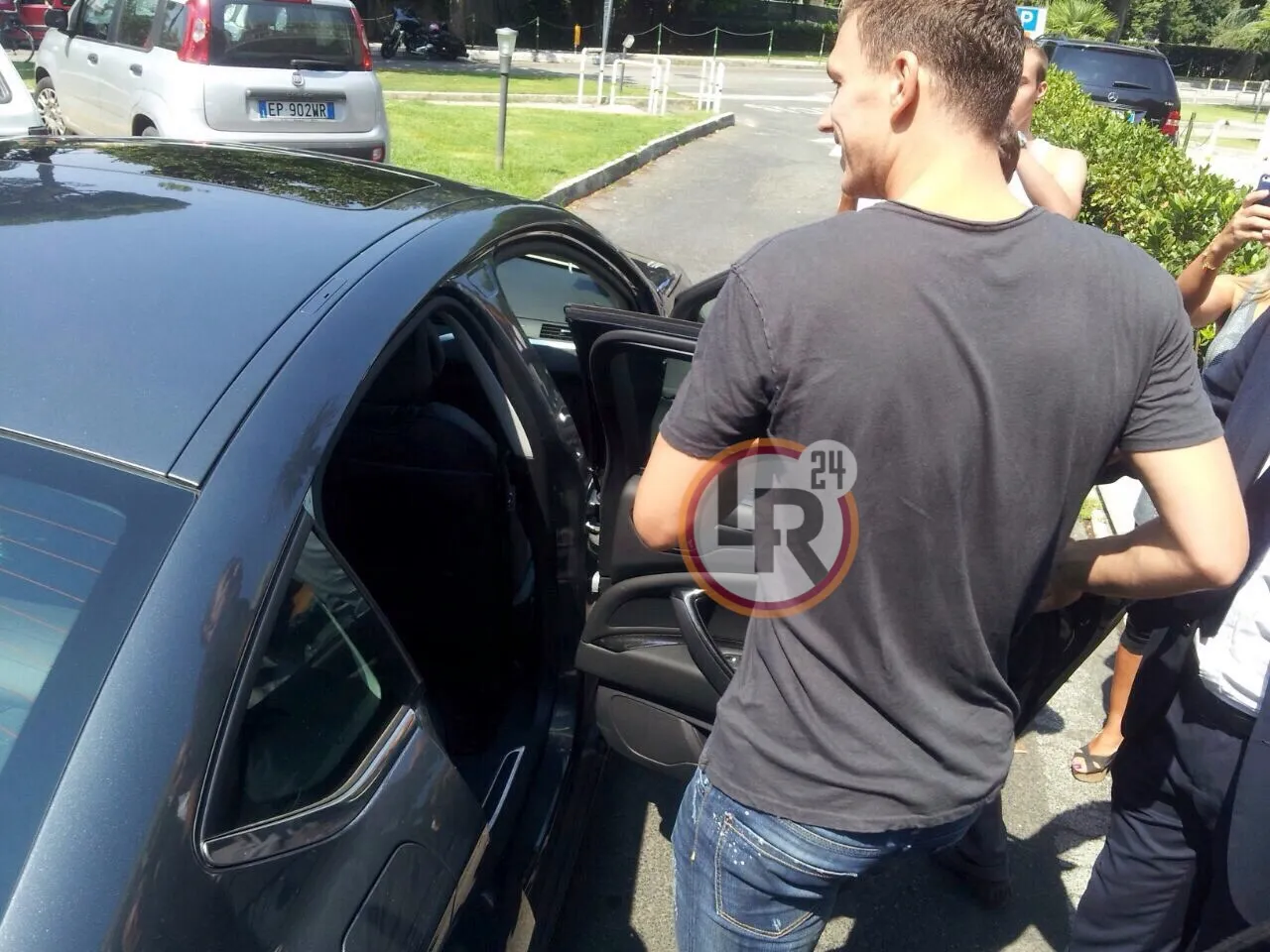 dzeko entra in macchina gemelli lr24 1