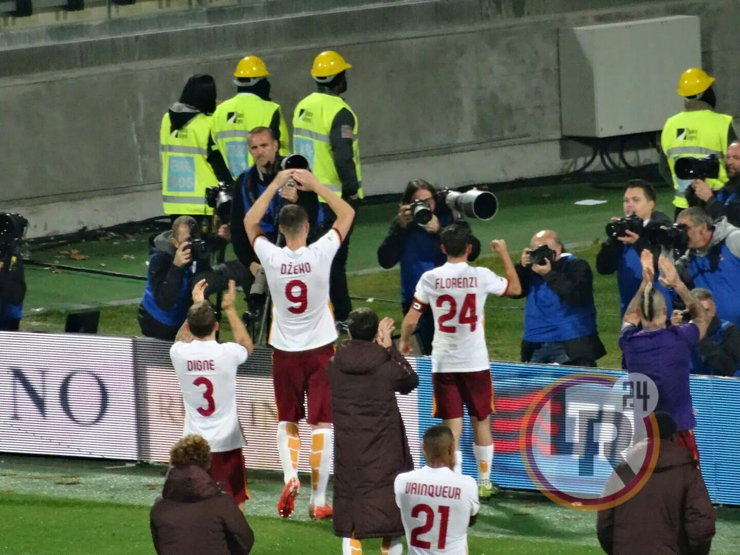 dzeko florenzi digne applausi settore ospiti fine partita fiorentina roma 251015