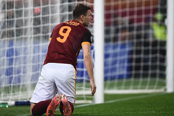 dzeko ginocchio spalle