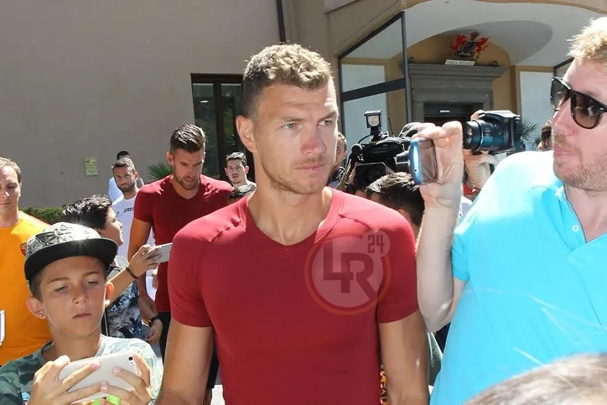 dzeko in mezzo gente visite villa stuart