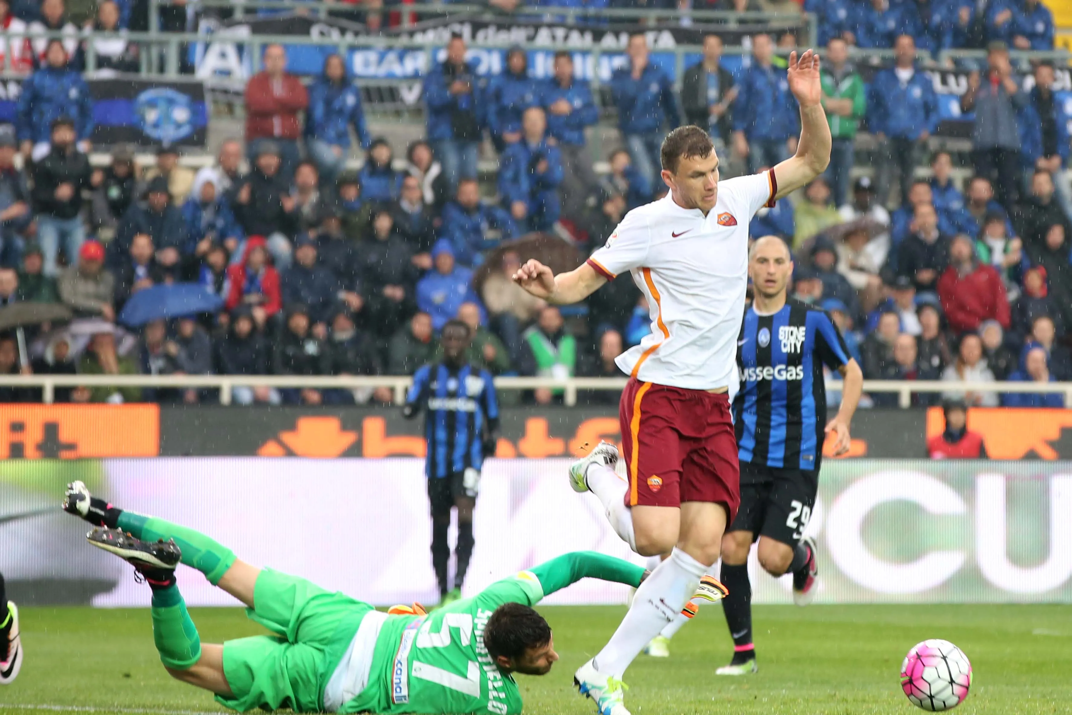 dzeko sportiello gol sbagliato atalanta roma