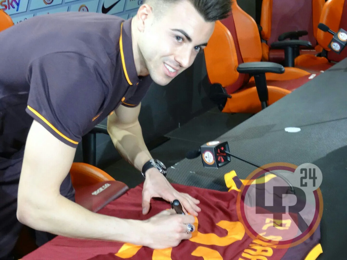 el shaarawy firma maglia roma