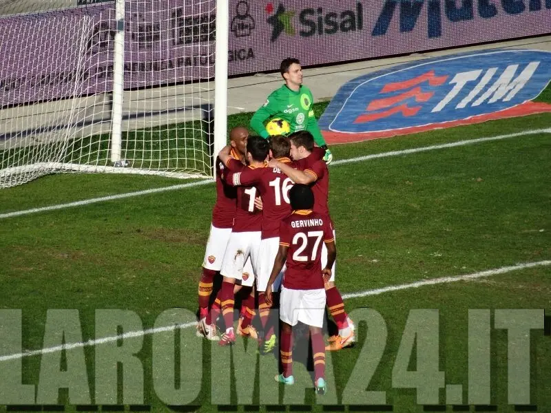 esultanza gruppo capannello gol totti roma verona 26 1 14