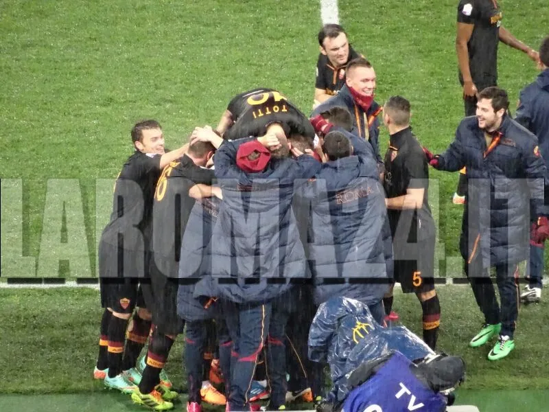esultanza gruppo gol strootman 2 roma napoli 5 2 14