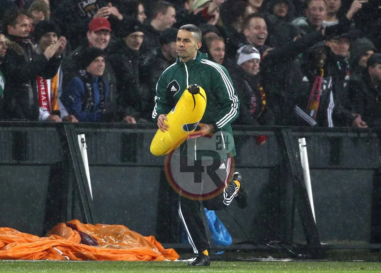 feyenoord roma arbitro con banana lr24