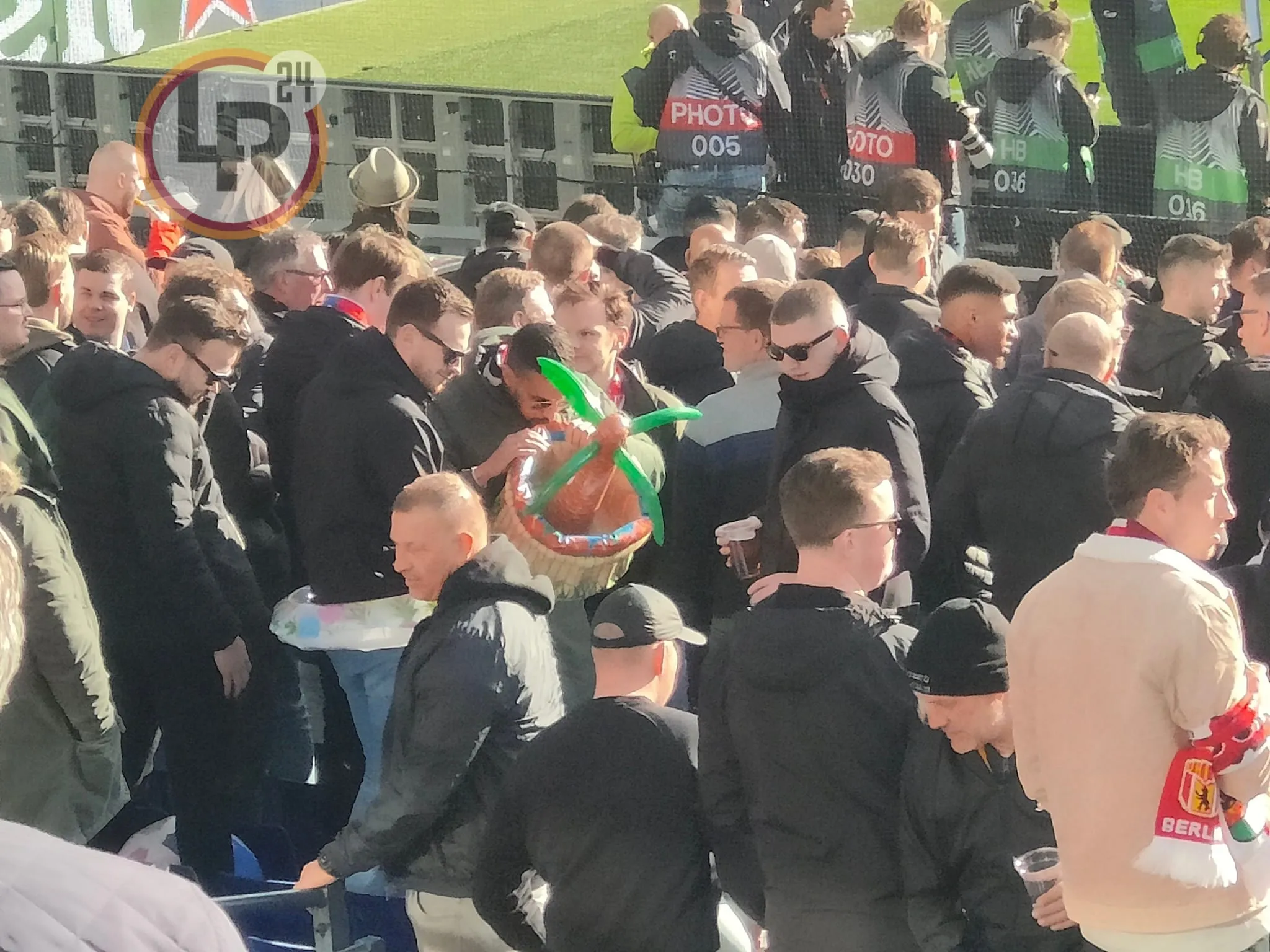 feyenoord roma tifosi con oggetti gonfiabili