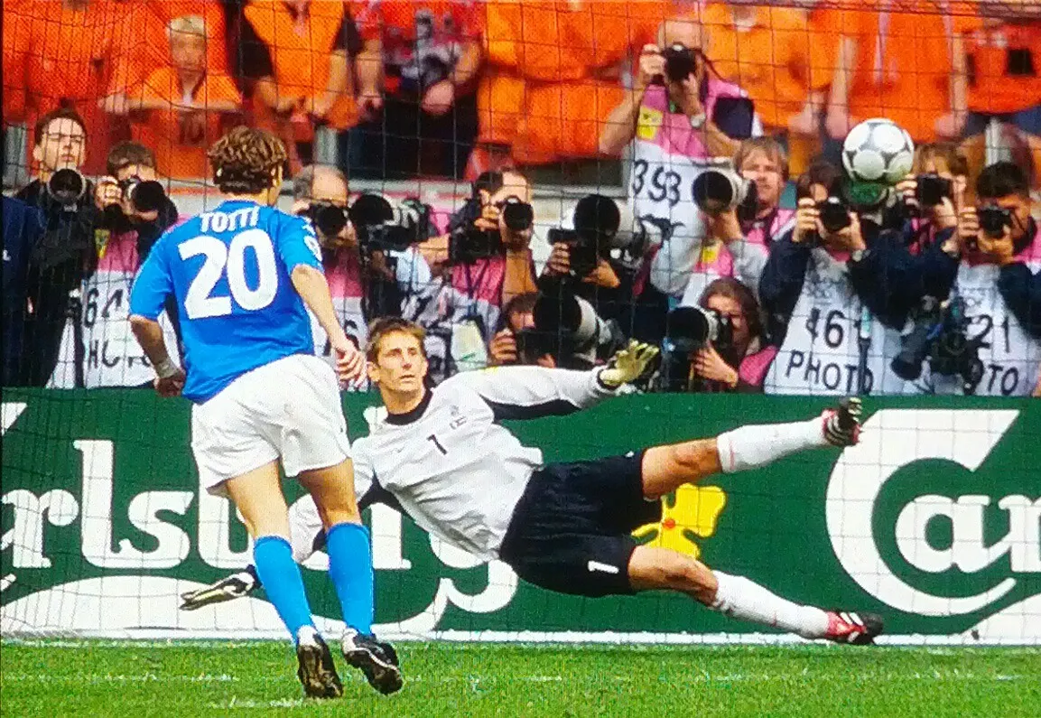 francesco totti chipped edwin van der sar at euro 2000