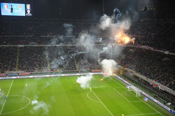 fumogeni san siro italia croazia 2