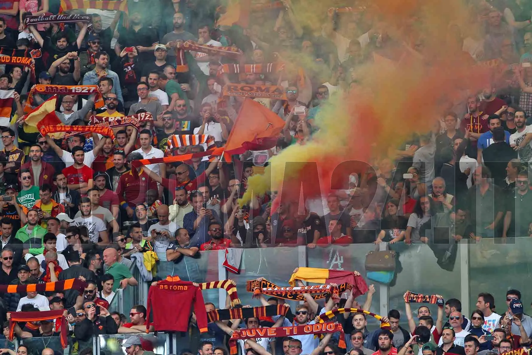 fumogeni tifosi roma juve 12514