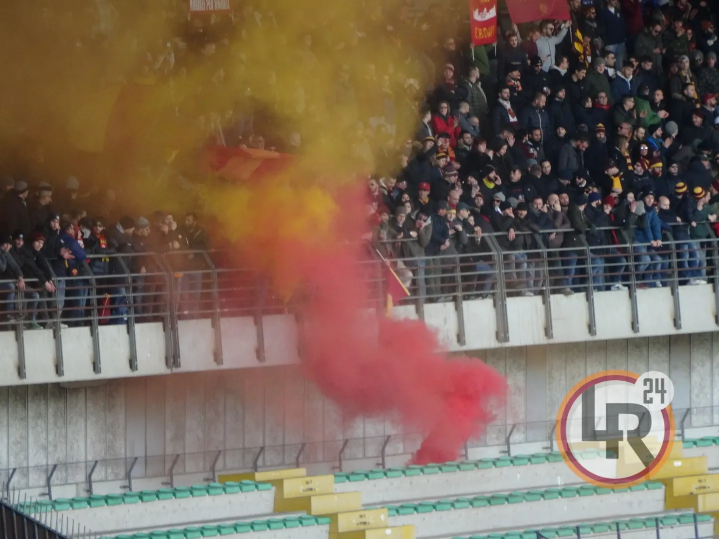 fumogeno tifosi verona roma