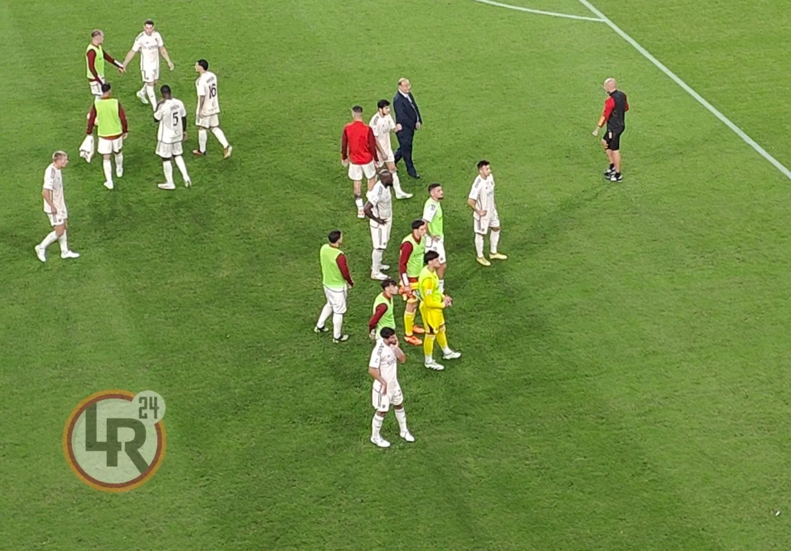 genoa roma squadra con tifosi sotto settore