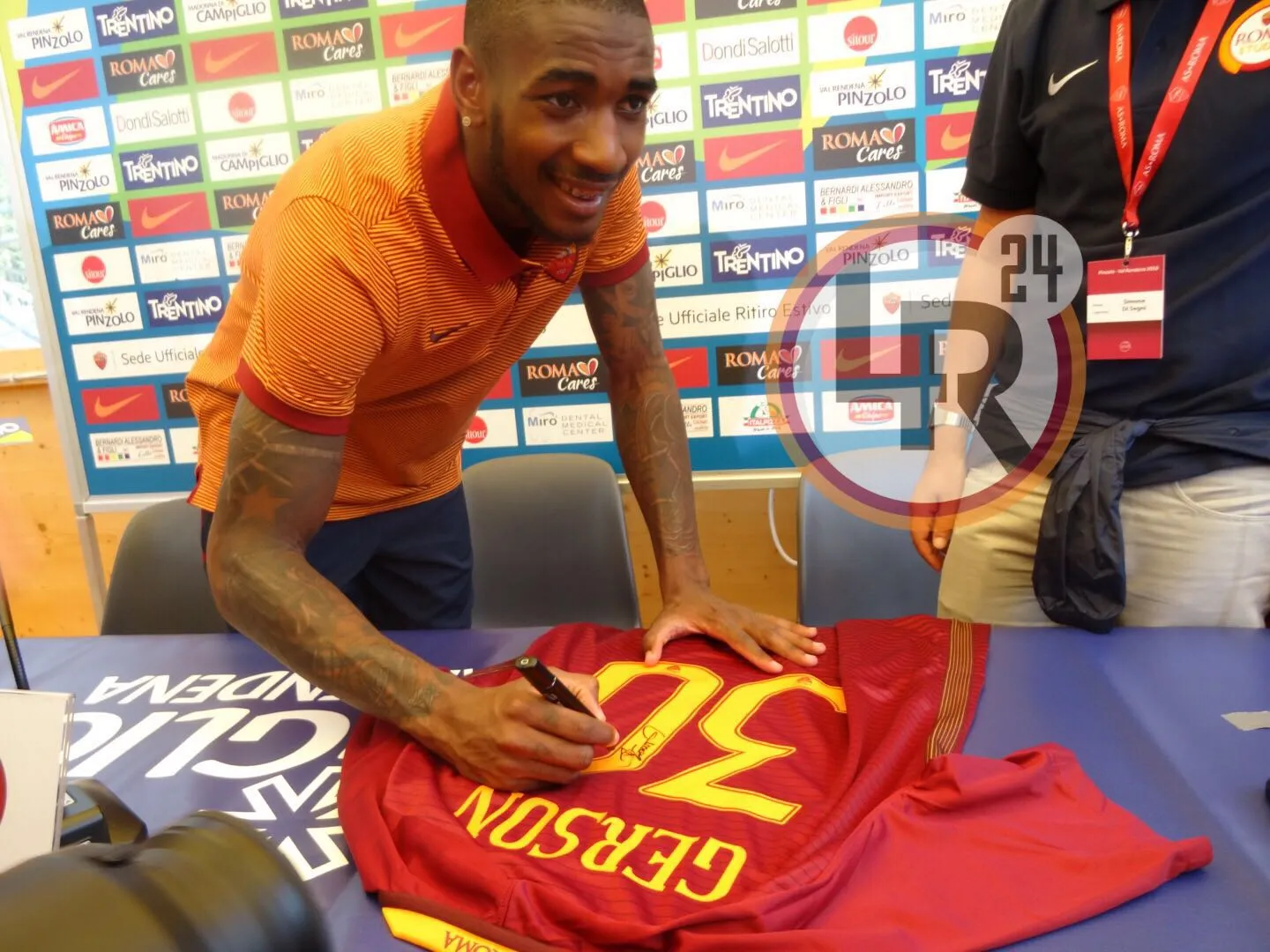 gerson presentazione ritiro roma pinzolo firma maglia 2 10072016