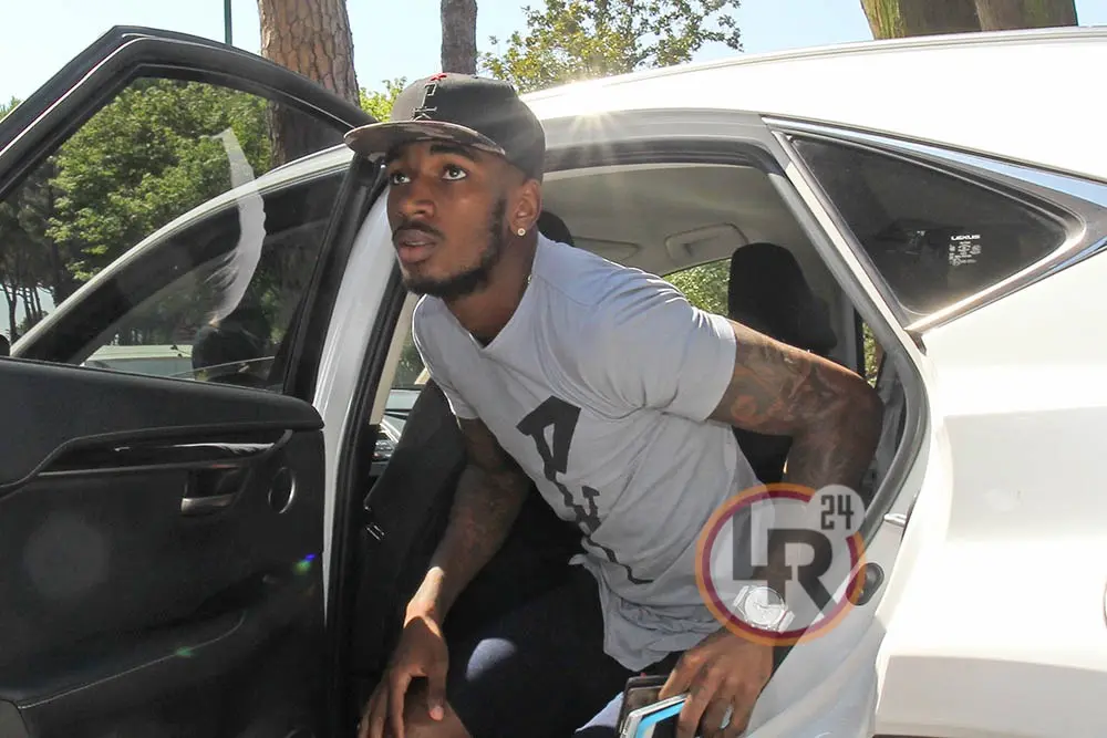 gerson scende dalla macchina lr24