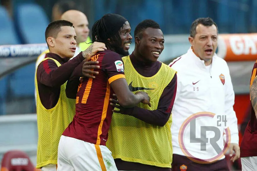 gervinho esulta panchina sadiq iturbe roma lazio 081115