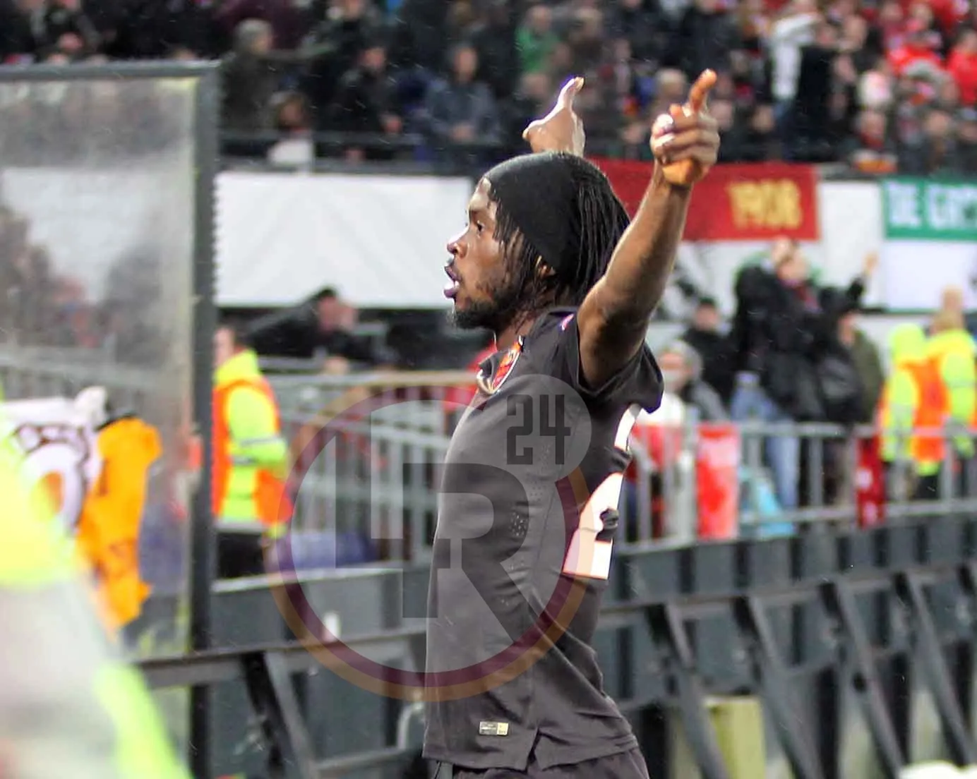 gervinho esulta profilo vs feyenoord