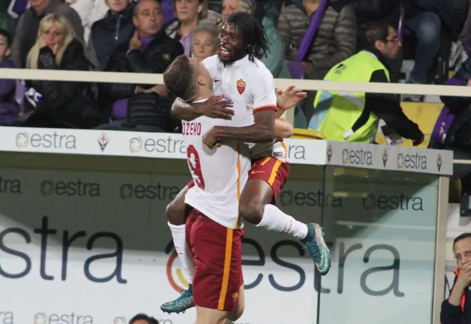 gervinho in braccio a dzeko dopo gol
