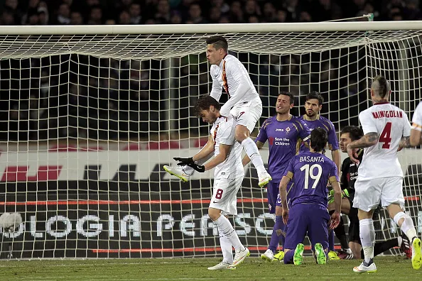 gol ljajic iturbe festeggia giocatori in ginocchio fiorentina roma 26012015