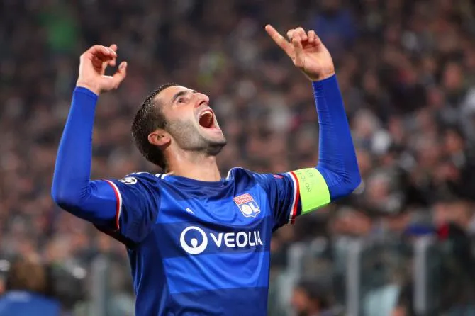 gonalons esulta maglia lione blu
