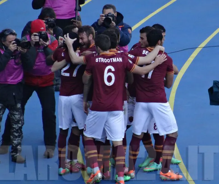 gruppo abbraccia gervinho dopo gol