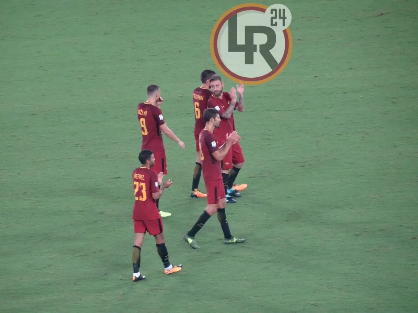 gruppo applaude tifosi