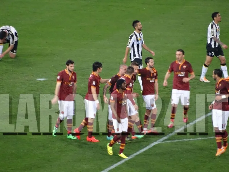 gruppo esulta gol totti