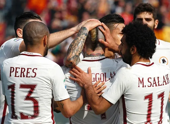 gruppo esulta nainggolan crotone roma