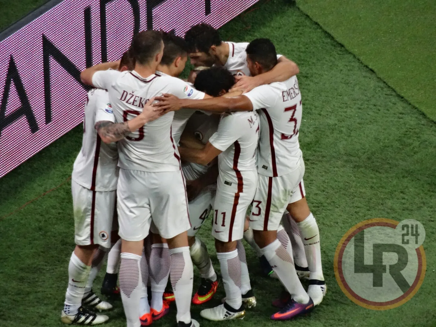 gruppo esulta sassuolo roma 2 1