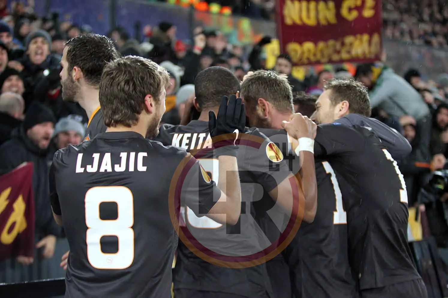 gruppo esulta sotto settore feyenoord roma