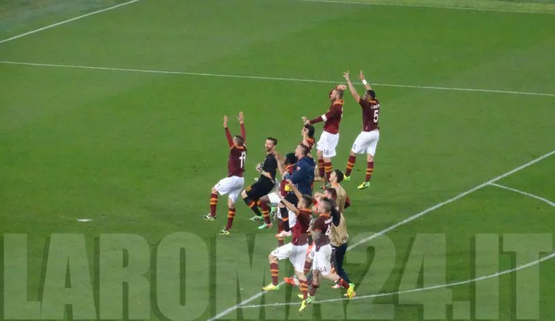 gruppo esultanza dir curva fine gara 2