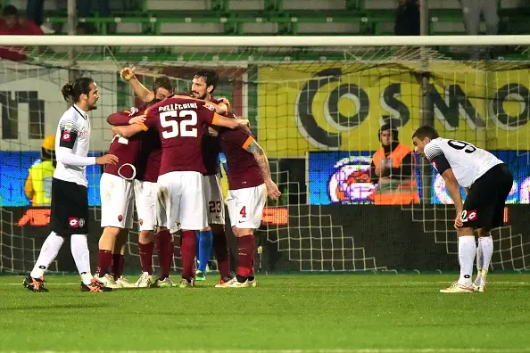 gruppo festeggia fine partita cesena roma 22032015