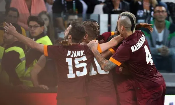 gruppo roma esultanza spalle