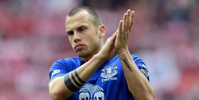 heitinga everton