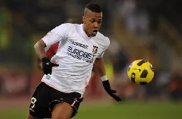 hernandez20guarda20palla20corsa
