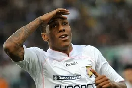 hernandez20maglia20bianca20mano20sulla20fronte20a20mirare